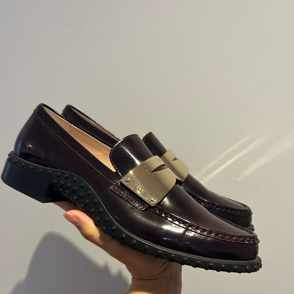 Authentic Tod’s Burgundy Leather Loafers Gold Hardware Women size 39 - Picture 5 of 6